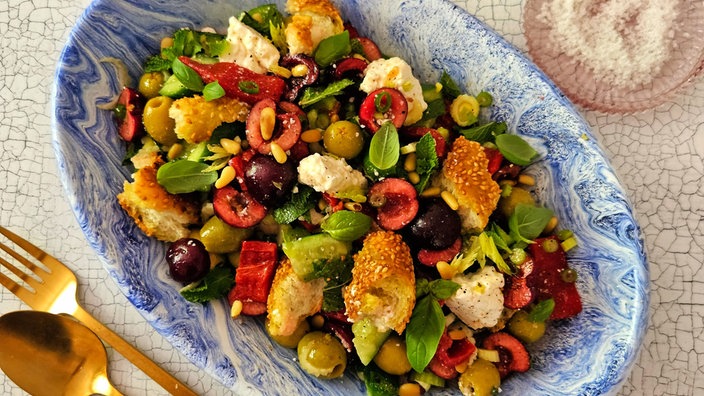Kirschpanzanella mit Feta, Minze und Olivenöl