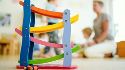 Ein Holzspielzeug für Kleinkinder in einer Kita.