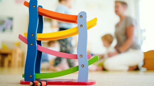 Ein Holzspielzeug für Kleinkinder in einer Kita.