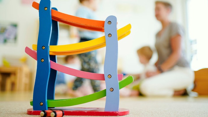 Ein Holzspielzeug für Kleinkinder in einer Kita.