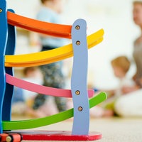 Ein Holzspielzeug für Kleinkinder in einer Kita.