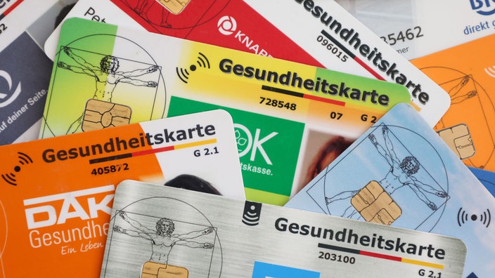 Die Karten mehrerer Krankenversicherungen.
