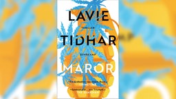 Das Buchcover zu Lavie Tidhars Maror zeigt die Illustration einer orangefarbenen Handgranate, teilweise bedeckt mit blauen Blättern einer Pflanze.
