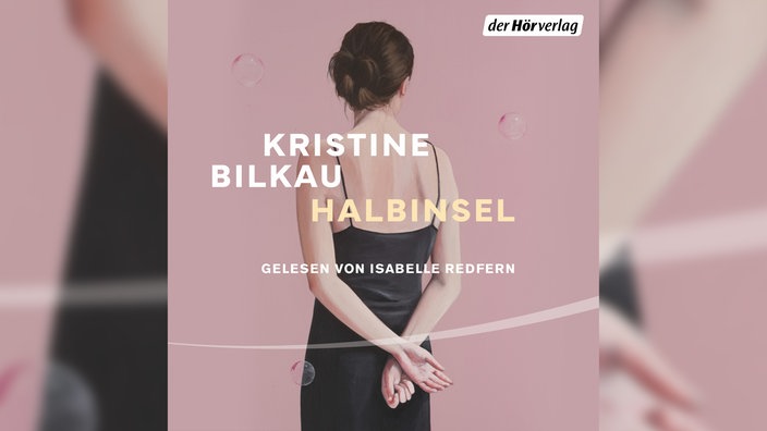 Das Cover des Hörbuchs zu Kristine Bilkaus Roman "Halbinsel" zeigt eine Frau in einem schwarzem Kleid von hinten, vor einem rosafarbenem Hintergrund. 