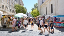 Touristen in der Stadt Split in Kroatien