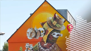 Street Art in Köln: Hier eine rätselhafte Ninjafigur von Inti (Künstler, Chile) an der Hausfassade in der Vogelsanger Str. 14. 
