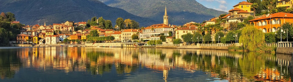 Blick auf eine Stadt am Lago Maggiore in Italien. 
