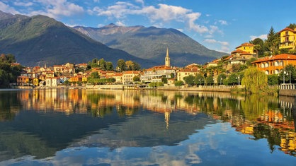 Blick auf eine Stadt am Lago Maggiore in Italien. 