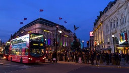Impression vom Piccadilly Circus im Zentrum Londons am Abend. 