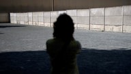 Silhouette einer Person vor der Gedenkstätte Berliner Mauer.