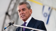 Michel Friedman spricht bei der Abschlussveranstaltung für den "Platz der Hamas-Geiseln" auf dem Bebelplatz.