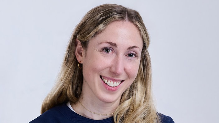 Nadine Wagenaar mit welligem Haar und freundlichem Lächeln.