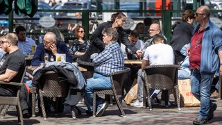 Volle Cafes in Venlo / Niederlande. 