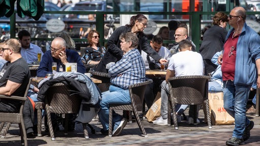 Volle Cafes in Venlo / Niederlande. 
