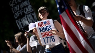 Demonstrantin mit "No Kings"-Schild bei einem Protest gegen die Politik von US-Präsident Donald Trump