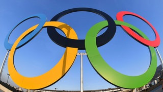 Brasilien, Rio de Janeiro: Die Olympischen Ringe stehen am Eingang des Maracana Stadions. Bis zum 19.4. könnten Bürger abstimmen, ob NRW sich für die Olympischen Spiele bewerben soll.