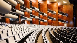 Der Zuschauerraum mit Balkonen der Oper in Köln. Nach der Sanierung steht die Oper vor der Wiedereröffnung.
