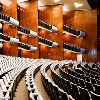Der Zuschauerraum mit Balkonen der Oper in Köln. Nach der Sanierung steht die Oper vor der Wiedereröffnung.