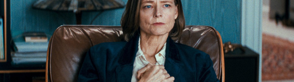 Jodie Foster sitzt in einem Sessel - im Film „Paris Murder Mystery“.
