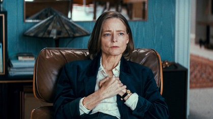 Jodie Foster sitzt in einem Sessel - im Film „Paris Murder Mystery“.
