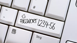 Eine PC-Tastatur, auf die mit Edding "Passwort: 123456" geschrieben wurde.