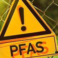 Ein Warnschild mit der Aufschrift PFAS