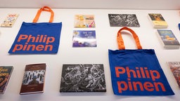 26.06.2025, Hessen, Frankfurt am Main: Bücher liegen bei der Pressekonferenz der Frankfurter Buchmesse zum Gastland 2025 aus