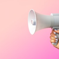 Eine Hand hält ein Megafon vor einem rosa-pinkfarbenen Hintergrund.