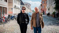 Kriminalkommissar Vincent Ross (l, André Kaczmarczyk) und sein Kollege Kriminalkommissar Karl Rogov (Frank Leo Schröder) vom deutsch-polnischen Kommissariat in Swiecko, in einer Szene des Films "Polizeiruf 110: Goldraub"