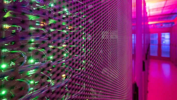 LEDs leuchten in einem Serverschrank in einem Rechenzentrum