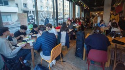 Voll besetztes Restaurant La Cop1ne in Paris. 