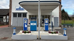 Blick von außen auf die Retrotankstelle im Sauerland. 