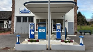 Blick von außen auf die Retrotankstelle im Sauerland. 