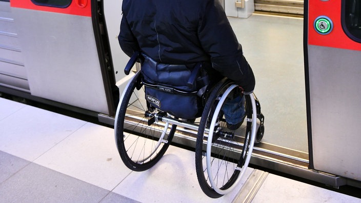 Rollstuhlfahrer in der Tür eines Zuges