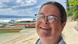 Sabine Korth am Strand auf den Philippinen. 