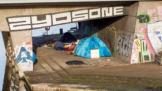 Schlafplatz von Obdachlosen unter einer Brücke