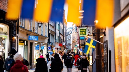 Eine schwedische Flagge in den Farben gelb und blau weht in der historischen Stockholmer Altstadt.