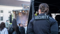 Weibliche Security bei einem Konzert.