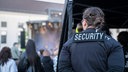 Weibliche Security bei einem Konzert.