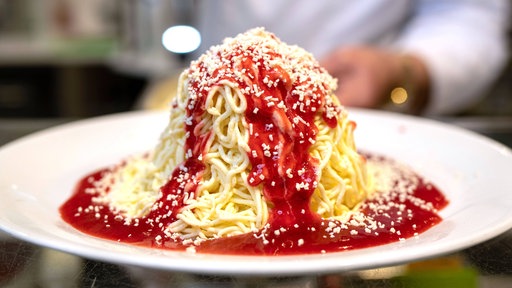 Ein Teller mit Spaghetti Eis.