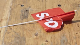 Beschädigtes SPD-Fähnchen