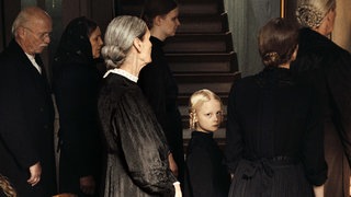 In der Filmszene aus "In die Sonne schauen" nimmt Alma (Hanna Heckt, Mitte) mit ihrer Familie an einer Totenfeier teil. 