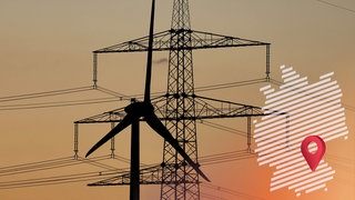 Titelbild Deutschlandreportage Stadt Land Mensch Energiearmut: Ein Windkraftwerk und ein Pfeiler vor Himmel in Dämmerung mit eingeblendeter Deutschlandkarte mit Ortsmarke in Bayern