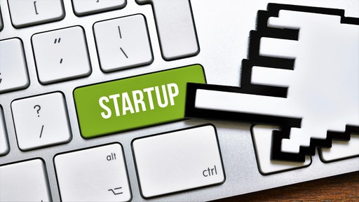 Computertaste mit der Aufschrift Startup.
