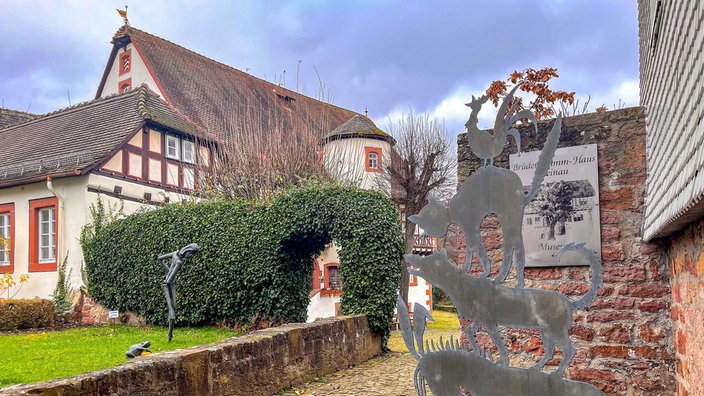Außenansicht und Eingang des Grimm Museums in Steinau. 