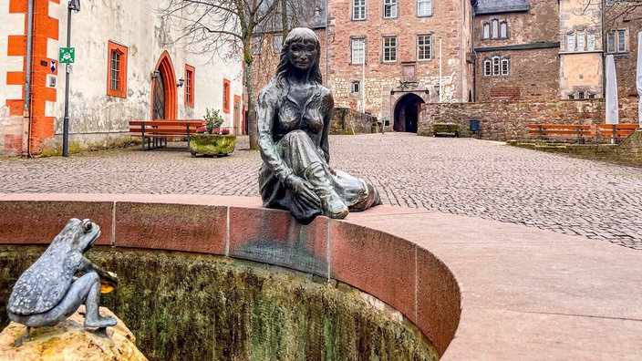 Statue auf dem Schlossvorplatz in Steinau. 
