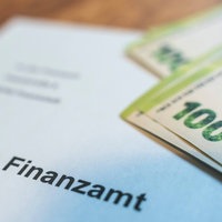 Geldscheine auf einem Brief mit der Aufschrift: Steuererklärung