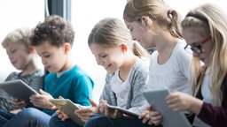 Schülerinnen und Schüler mit Tablets