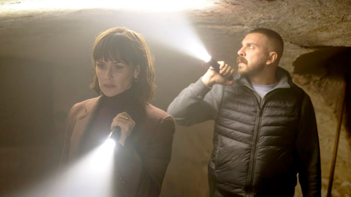 Maryam Azadi (Melika Foroutan) und Hamza Kulina (Edin Hasanovic) in einer Szene aus der Tatort-Folge "Licht" aus Frankfurt