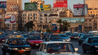 Dichter Straßenverkehr in Kairo.